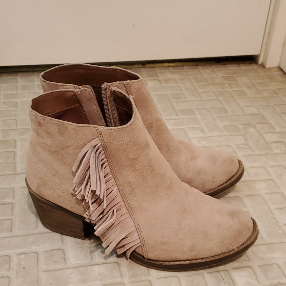 Suedelike fringed booties
